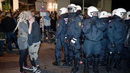 My First Mai-Kiss: Ein Punker-Pärchen knutscht neben einer Einsatztruppe - und besser kann man den 1. Mai auch nicht zusammenfassen.
