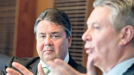 Fast einig. Sigmar Gabriel und EU-Handelskommissar Karel De Gucht. Foto: dpa