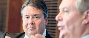 Fast einig. Sigmar Gabriel und EU-Handelskommissar Karel De Gucht. Foto: dpa