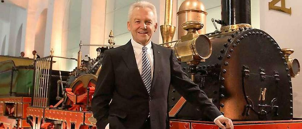 Rüdiger Grube, hier vor einem Nachbau der ersten deutschen Lokomotive "Adler", ist seit fünf Jahren Chef der Deutschen Bahn.