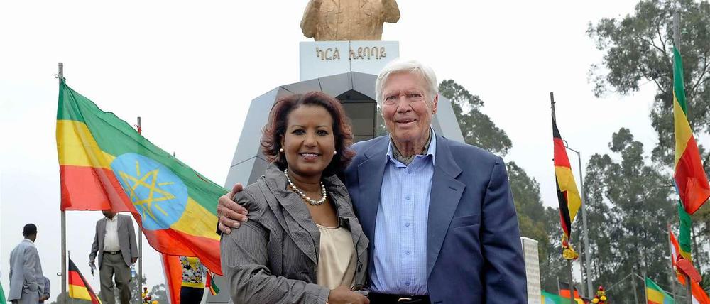 Karlheinz Böhm und seine Frau Almaz auf dem "Karl Square" in Äthiopiens Hauptstadt Addis Abeba. Das war 2011. Böhm hatte die Geschäfte schon länger an seine Frau übergeben, und sie war noch völlig unumstritten. Das hat sich mit dem Kampf des Großspenders Jürgen Wagentrotz gegen Almaz Böhm und den Vorstand von "Menschen für Menschen" geändert.