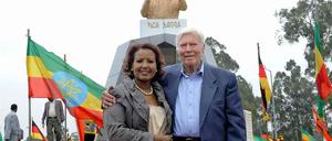 Karlheinz Böhm und seine Frau Almaz auf dem "Karl Square" in Äthiopiens Hauptstadt Addis Abeba. Das war 2011. Böhm hatte die Geschäfte schon länger an seine Frau übergeben, und sie war noch völlig unumstritten. Das hat sich mit dem Kampf des Großspenders Jürgen Wagentrotz gegen Almaz Böhm und den Vorstand von "Menschen für Menschen" geändert. 