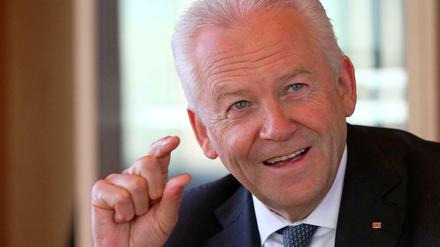 Bahn-Chef Rüdiger Grube gestikuliert mit Daumen und Zeigefinger.