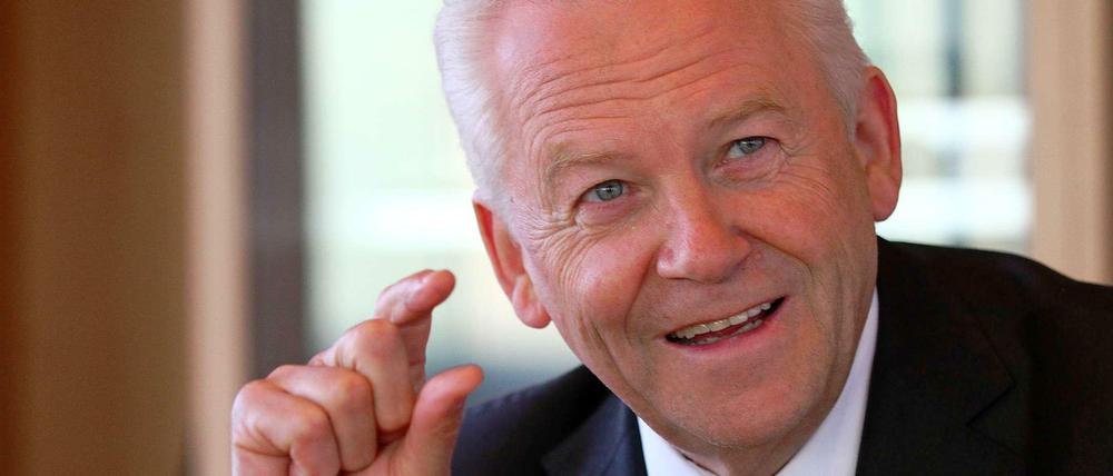Bahn-Chef Rüdiger Grube gestikuliert mit Daumen und Zeigefinger.