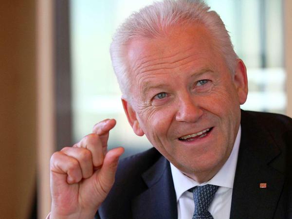 Bahn-Chef Rüdiger Grube gestikuliert mit Daumen und Zeigefinger.