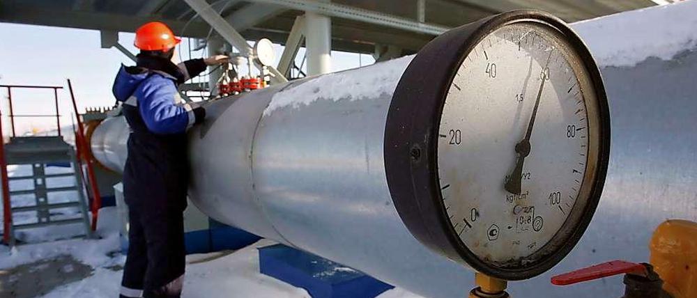 Ein Gazprom-Arbeiter kontrollierte im vergangenen Winter eine Leitung an der Gas-Station Sudzha nahe der ukrainischen Grenze. Es droht wieder ein Gasstreit zwischen Russland und der Ukraine.