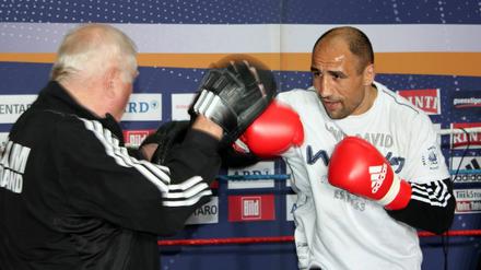 Abraham in der Vorbereitung mit Trainer Uli Wegener (li.). Gegen Nikola Sjekloca geht es heute um die Titelverteidigung - und für den Sauerland-Boxstall um die Zukunft.