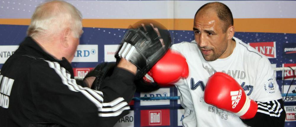 Abraham in der Vorbereitung mit Trainer Uli Wegener (li.). Gegen Nikola Sjekloca geht es heute um die Titelverteidigung - und für den Sauerland-Boxstall um die Zukunft.