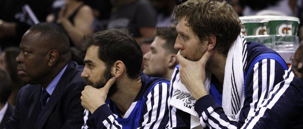Zum Wegschauen. Dirk Nowitzki (rechts) und sein Teamkollege Jose Calderon sehen sich das Debakel von der Bank aus an.