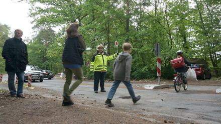 Laufen lassen. Verkehrshelferin Brigitte Müller hilft Kindern in Kleinmachnow über die Straße. In dieser Woche hat sie weniger zu tun als sonst. 