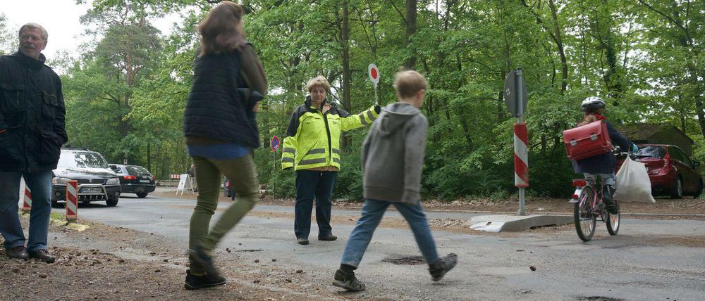 Laufen lassen. Verkehrshelferin Brigitte Müller hilft Kindern in Kleinmachnow über die Straße. In dieser Woche hat sie weniger zu tun als sonst.
