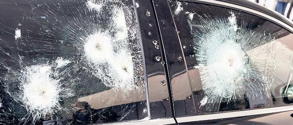 Den Ernstfall proben: Die IndiKar-Techniker testen an einem ausgemusterten Dienstwagen, wie verlässlich der Panzerschutz einer Karosserie noch ist. 