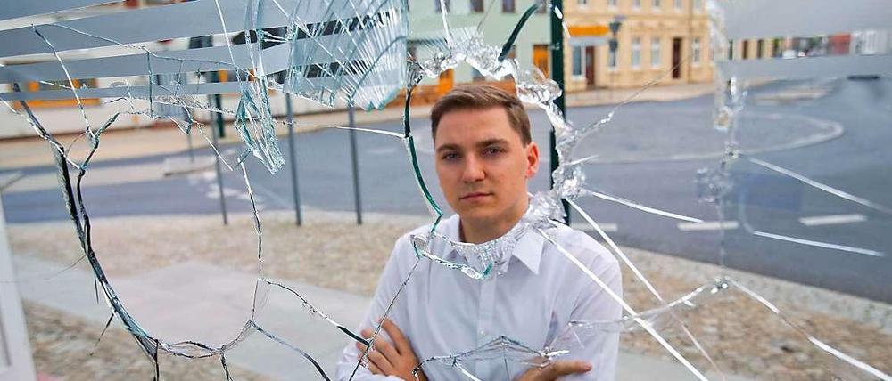Engagiert gegen Nazis: SPD-Politiker Patrick Dahlemann vor dem beschädigten Büro.
