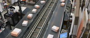 Am laufenden Band. Arbeit bei Zalando gilt als hart. Das Online-Kaufhaus hat bis heute die Gewinnschwelle noch nicht erreicht. 