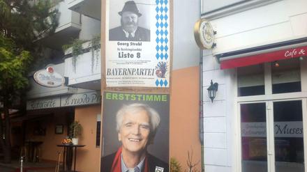 Zwei Wahlplakate hängen an einer Laterne am Südstern: Oben das des bayerischen Lokalpolitikers Georg Strobl von der Bayernpartei, darunter das des Grünen-Politikers Hans-Christian Ströbele.