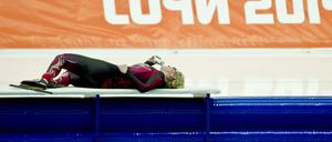 Geschafft vom Rennen, erschöpft vom juristischen Kampf. Nachdem sich Claudia Pechstein bisher erfolglos vor den Sportgerichten gegen ihre zweijährige Sperre wegen schwankender Blutwerte gewehrt hat, geht die Auseinandersetzung nun vor staatlichen Gerichten weiter. Das Oberlandesgericht München wird sich mit ihrem Fall wohl im Herbst befassen.