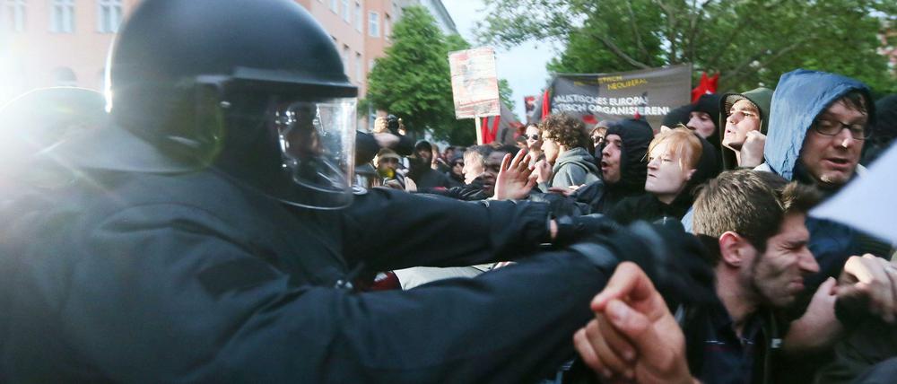 Raue Sitten. Die Auseinandersetzungen zwischen Demonstranten und Polizisten waren bei den diesjährigen Mai-Demos weniger aggressiv - von Ausnahmen abgesehen.