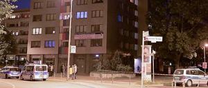 Abgesperrt. Die Polizei hatte das Hochhaus in Lichtenberg am Abend abgeriegelt.