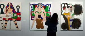 Besucher betrachten am die Kunstwerke von der US-Künstlerin Dorothy Iannone in der Berlinischen Galerie in Berlin. Viele Berliner Galerien laden vom 2. bis 4. Mai beim "Gallery Weekend Berlin" zu einem Rundgang durch ihre Ausstellungen ein. 