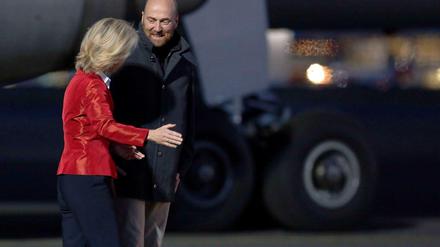 Empfang in Tegel: Oberst Axel Schneider, Mitglied und Sprecher der in Slawjansk festgehaltenen Gruppe von OSZE-Beobachtern, wird von Verteidigungsministerin Ursula von der Leyen begrüßt.