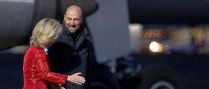 Empfang in Tegel: Oberst Axel Schneider, Mitglied und Sprecher der in Slawjansk festgehaltenen Gruppe von OSZE-Beobachtern, wird von Verteidigungsministerin Ursula von der Leyen begrüßt.