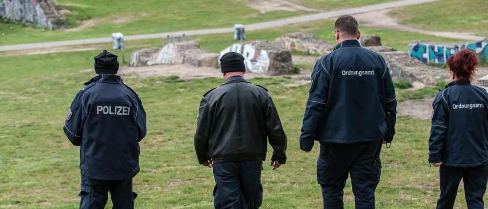 Polizisten und Mitarbeiter des Ordnungsamtes auf gemeinsamer Streife im Görlitzer Park.