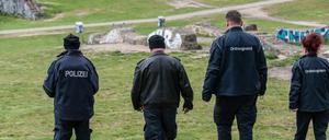 Polizisten und Mitarbeiter des Ordnungsamtes auf gemeinsamer Streife im Görlitzer Park.