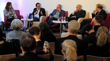 Im Tagesspiegel-Salon: Klaas Glenewinkel und Thomas Koch (zweiter von links und dritter von links) haben ein Buch über ihre Erfahrungen mit Medienmachern in Transitionsländern geschrieben. Am Montagabend haben sie mit Tagesspiegel-Herausgeber Sebastian Turner (von rechts) und dem G-8-Afrika-Beauftragten der Kanzlerin, Günther Nooke, über Pressefreiheit diskutiert. Corinna Visser (ganz links), Wirtschaftsredakteurin des Tagesspiegels, moderierte den Abend vor rund 100 Gästen.