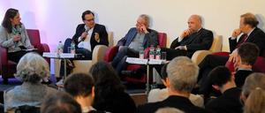 Im Tagesspiegel-Salon: Klaas Glenewinkel und Thomas Koch (zweiter von links und dritter von links) haben ein Buch über ihre Erfahrungen mit Medienmachern in Transitionsländern geschrieben. Am Montagabend haben sie mit Tagesspiegel-Herausgeber Sebastian Turner (von rechts) und dem G-8-Afrika-Beauftragten der Kanzlerin, Günther Nooke, über Pressefreiheit diskutiert. Corinna Visser (ganz links), Wirtschaftsredakteurin des Tagesspiegels, moderierte den Abend vor rund 100 Gästen.