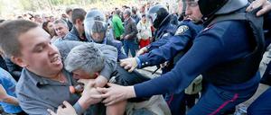 Auch am Samstag kam es zu gewalttätigen Auseinandersetzungen vor dem Gewerkschaftshaus in Odessa, das am Vortag in Flammen aufgegangen war.