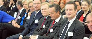 Berater und Beratene (von li.n.re.): Bert Rürup, Carla Kriwet, Karl Gernandt, Martin Sonnenschein, Tagesspiegel-Herausgeber Sebastian Turner, Hendrik Steckhan (Geschäftsführer der Coca-Cola GmbH), und Tagesspiegel-Geschäftsführer Florian Kranefuß.