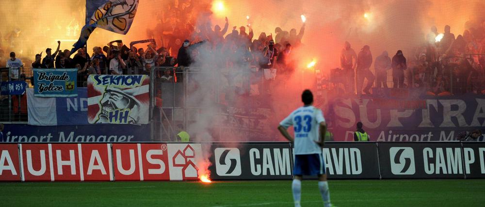 Immer wieder auffällig. Am Wochenende machten Anhänger des FC Hansa Rostock mal wieder negative Schlagzeilen, diesmal allerdings außerhalb des Fußball-Stadions. 