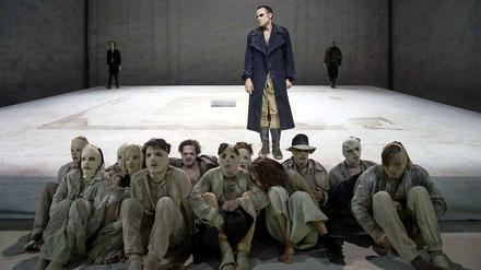 Sebastian Blomberg als heimkehrender Revoluzzer und der Chor der Arbeiter in Dimiter Gotscheffs "Zement"-Inszenierung aus dem Münchner Residenztheater.