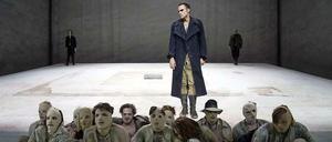 Sebastian Blomberg als heimkehrender Revoluzzer und der Chor der Arbeiter in Dimiter Gotscheffs "Zement"-Inszenierung aus dem Münchner Residenztheater.