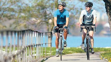 Nur mit Helm. Bei der „Mecklenburger Seen Runde“ trifft Sport auf Freizeit. Die Fahrer sind 300 Kilometer unterwegs in einer landschaftlich reizvollen Region.