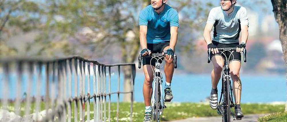 Nur mit Helm. Bei der „Mecklenburger Seen Runde“ trifft Sport auf Freizeit. Die Fahrer sind 300 Kilometer unterwegs in einer landschaftlich reizvollen Region. 