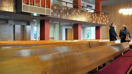 Die zehn Jahre Leerstand merkt man dem Kirchensaal kaum an. Eine Lücke klafft allerdings dort, wo die Orgel einst war. Einbrecher haben sie geklaut.