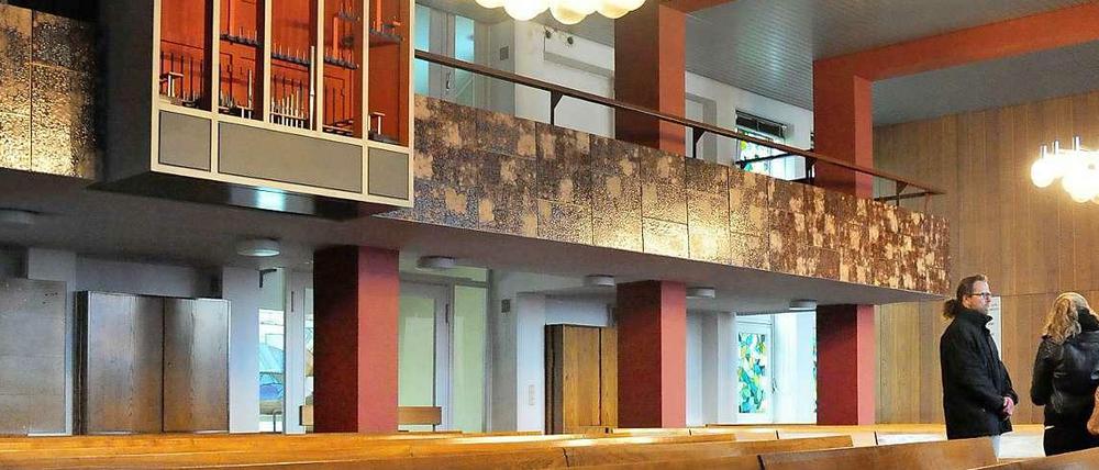 Die zehn Jahre Leerstand merkt man dem Kirchensaal kaum an. Eine Lücke klafft allerdings dort, wo die Orgel einst war. Einbrecher haben sie geklaut.