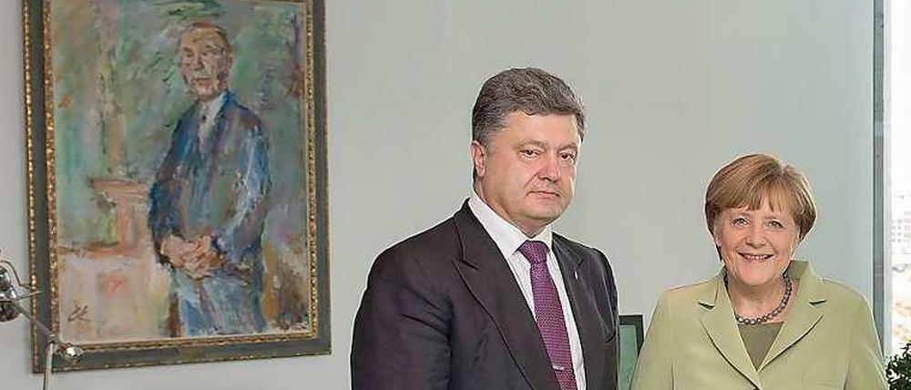 Eine gemeinsame Pressekonferenz lässt das Protokoll nicht zu, doch zum Fototermin zeigte sich Kanzlerin Angela Merkel mit dem ukrainischen Präsidentschaftskandidaten Pjotr Poroschenko.