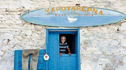 Kalimera! Guten Morgen! Der Fischer und Betreiber einer Taverne in Skoutari auf dem Peloponnes hält Ausschau nach den ersten Gästen.