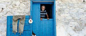 Kalimera! Guten Morgen! Der Fischer und Betreiber einer Taverne in Skoutari auf dem Peloponnes hält Ausschau nach den ersten Gästen.