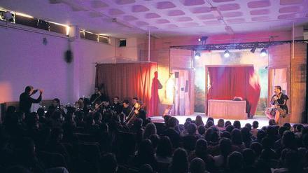 Figaro, figaro, figaro! Mit Workshops geht die Nationaloper in Schulen und unterstützt so den Musikunterricht.