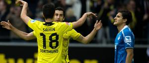 Dortmunds Sahin (li.) jubelt mit Torschütze Mkhitaryan.