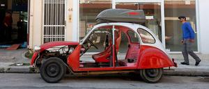 Alles klar für den TÜV? Ein umgebauter Citroen 2CV steht vor einer Garage in Sparta.