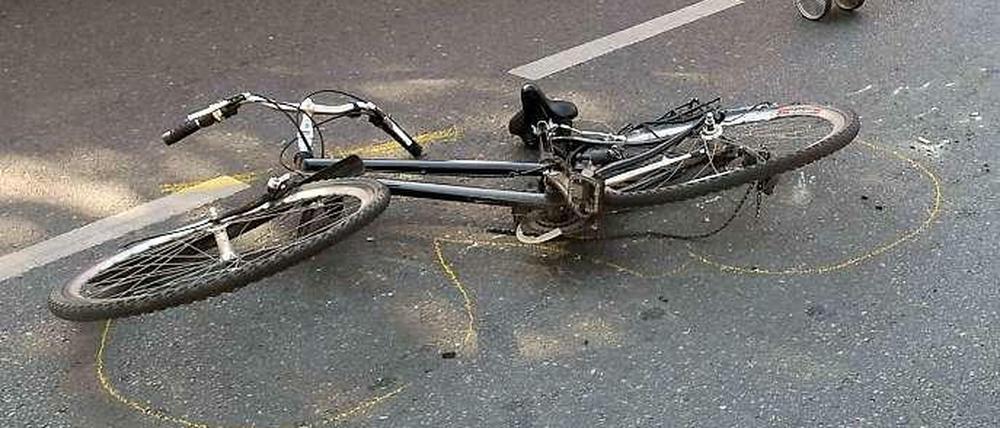 Gestürzt. Radfahrer sind bei Unfällen besonders gefährdet. In der Zehlendorfer Fischerhüttenstraße kam es jetzt erneut zu einem schweren Sturz.
