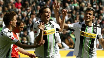 Gladbachs Kruse (m.) jubelt mit Teamkollegen Herrmann (li.) und Dominguez über sein zwischenzeitliches 2:0.