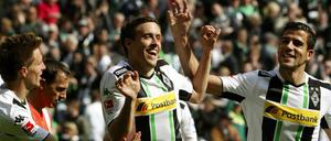 Gladbachs Kruse (m.) jubelt mit Teamkollegen Herrmann (li.) und Dominguez über sein zwischenzeitliches 2:0.