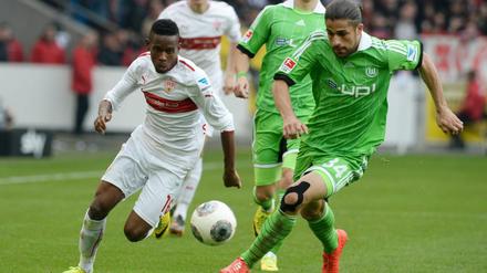 Stuttgarts Traoré (li.) im Laufduell mit Wolfsburgs Rodriguez. Stuttgart machte mit dem 1:1 den Klassenerhalt endgültig perfekt.