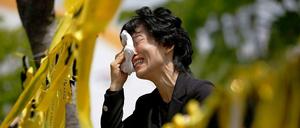 Eine Frau trauert um ihr Kind.