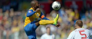 Brotlose Kunst: Braunschweigs Kumbela am Ball gegen Augsburg.